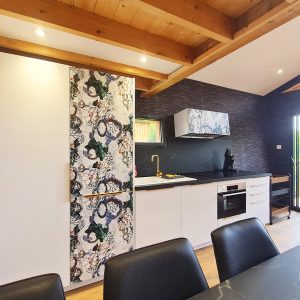 Hébergement insolite en Bourgogne-Franche-Comté, cuisine moderne avec décor floral.