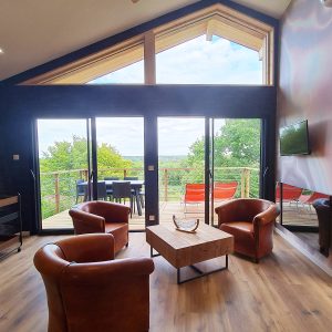 Hébergement insolite en Bourgogne-Franche-Comté, avec vue panoramique et salon lumineux.