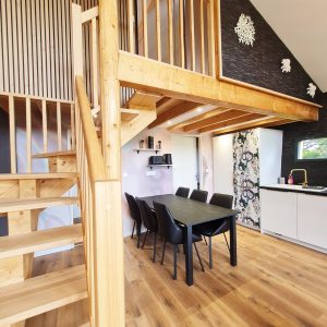 Hébergement insolite en Bourgogne-Franche-Comté, avec mezzanine en bois et décoration moderne.