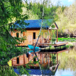 Cabane pilotis sur l’eau, au lac de Chaumeçon