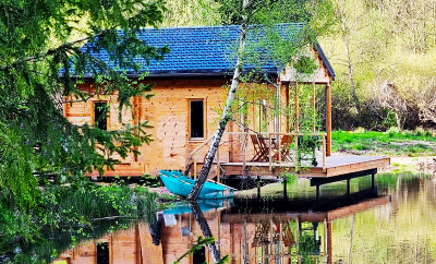 Cabane pilotis sur l’eau, au lac de Chaumeçon