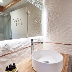 Hébergement insolite en Bourgogne-Franche-Comté avec salle de bain moderne et élégante.