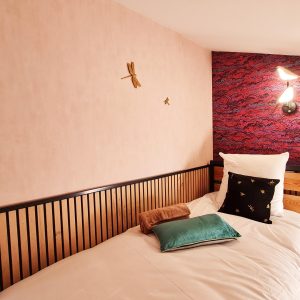 Chambre insolite à Bourgogne-Franche-Comté, décor coloré avec coussins élégants.