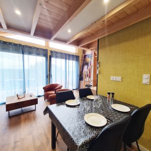 Hébergement insolite à Bourgogne-Franche-Comté, intérieur moderne avec grandes fenêtres.