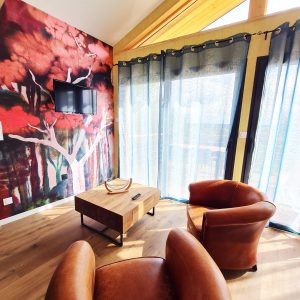 Hébergement insolite en Bourgogne-Franche-Comté, salon lumineux avec fauteuils en cuir.