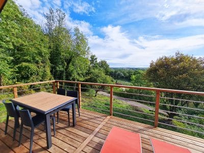 Cabane perchée en Bourgogne-Franche-Comté avec vue panoramique sur la nature.