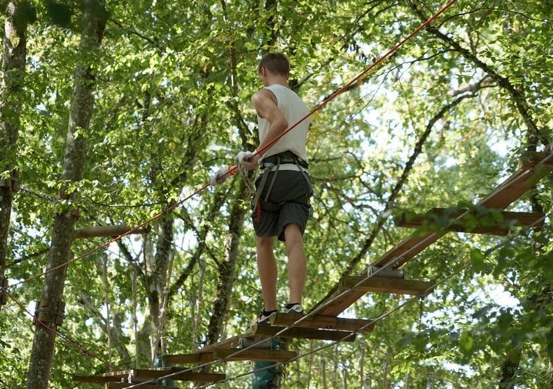 Hébergement en pleine nature avec parcours acrobatique dans les arbres. Aventure garantie !