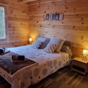 Chalet en bois chaleureux à Bourgogne, avec lit douillet et ambiance relaxante.
