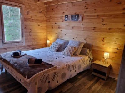 Chalet en bois chaleureux à Bourgogne, avec lit douillet et ambiance relaxante.