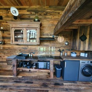 Hébergement insolite en Nouvelle-Aquitaine avec cuisine en bois chaleureux et moderne.