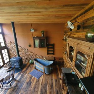 Hébergement insolite en Nouvelle-Aquitaine, avec un intérieur en bois et une baignoire vintage.