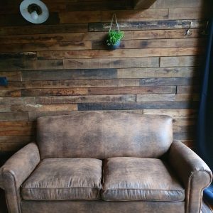 Couchage en bois dans un hébergement insolite en Nouvelle-Aquitaine, ambiance chaleureuse.