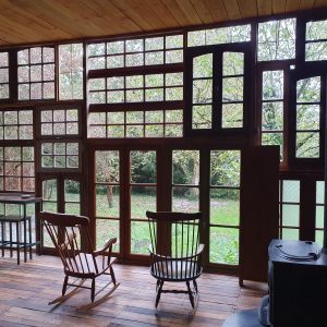 Hébergement insolite en Nouvelle-Aquitaine, avec de grandes fenêtres et un intérieur en bois.