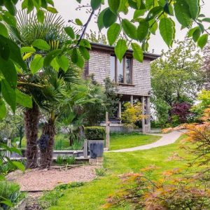 Hébergement insolite en bois à Hauts-de-France, entouré de verdure luxuriante.