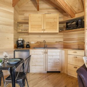 Chalet en bois chaleureux avec cuisine équipée et décoration moderne en Auvergne-Rhône-Alpes.