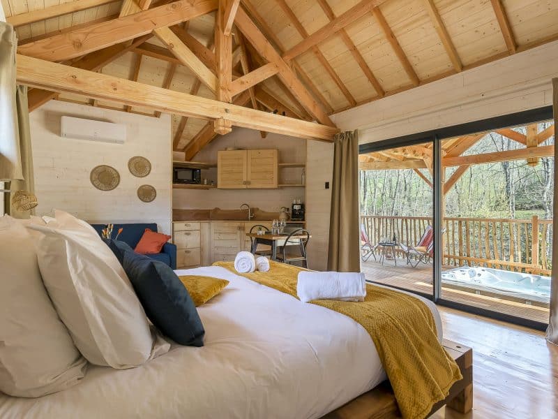 Chalet moderne en Auvergne-Rhône-Alpes avec vue sur la nature et jacuzzi privé.