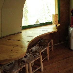 Hébergement insolite en Bourgogne-Franche-Comté, intérieur en bois avec vue sur la nature.