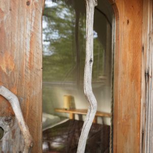 Hébergement insolite en bois en Bourgogne-Franche-Comté, avec une porte au design naturel.