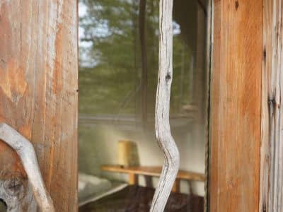 Hébergement insolite en bois en Bourgogne-Franche-Comté, avec une porte au design naturel.