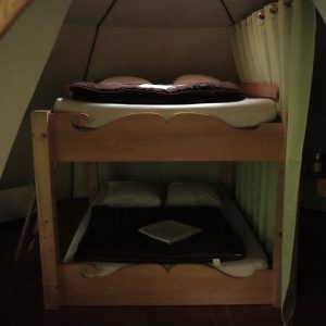 Hébergement insolite en Bourgogne-Franche-Comté : cabane avec lits superposés en bois.