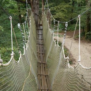 Suspension en hauteur dans les arbres, hébergement insolite en Bourgogne-Franche-Comté.