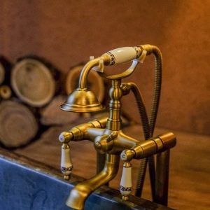 Hébergement insolite en Nouvelle-Aquitaine avec robinet en laiton vintage élégant.