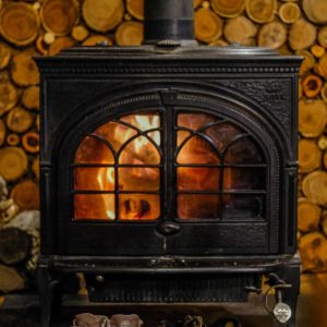 Hébergement insolite en Nouvelle-Aquitaine avec un poêle à bois chaleureux et des chaussures.