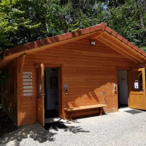 Cabane en bois au cœur de la nature, avec deux portes dentrée accueillantes.