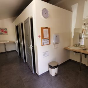 Sanitaires modernes dun hébergement insolite en Auvergne-Rhône-Alpes. Ambiance épurée.