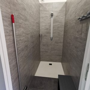 Douche spacieuse dun hébergement insolite en Auvergne-Rhône-Alpes, design moderne.