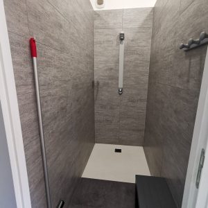 Douche moderne dans un hébergement insolite en Auvergne-Rhône-Alpes. Ambiance épurée.