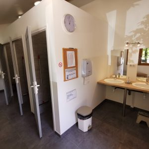 Sanitaires modernes dun hébergement insolite en Auvergne-Rhône-Alpes, lumineux et spacieux.