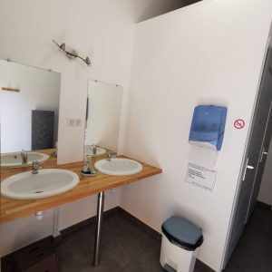 Salle de bain moderne dun hébergement insolite en Auvergne-Rhône-Alpes, avec double vasque.