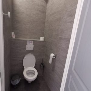 Toilettes modernes dans un hébergement insolite en Auvergne-Rhône-Alpes.