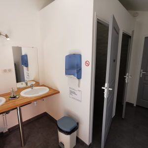 Salle de bain moderne dun hébergement insolite en Auvergne-Rhône-Alpes, avec double vasque.