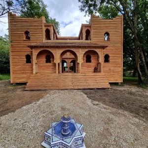 Hébergement insolite en bois en Aquitaine, avec arches et décor marocain.