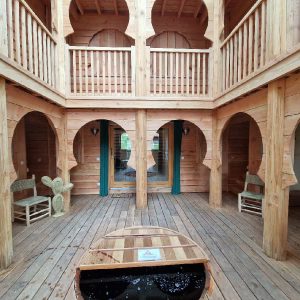 Hébergement insolite en bois en Aquitaine, avec un intérieur spacieux et chaleureux.