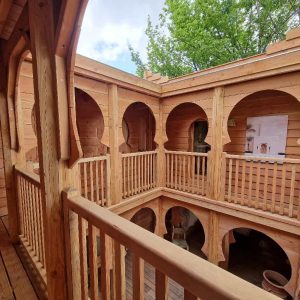 Hébergement insolite en bois en Aquitaine, avec balcons et arches décoratives.