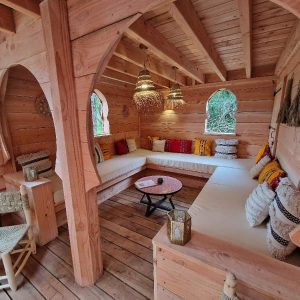 Hébergement insolite en bois en Aquitaine, avec un salon lumineux et coloré.