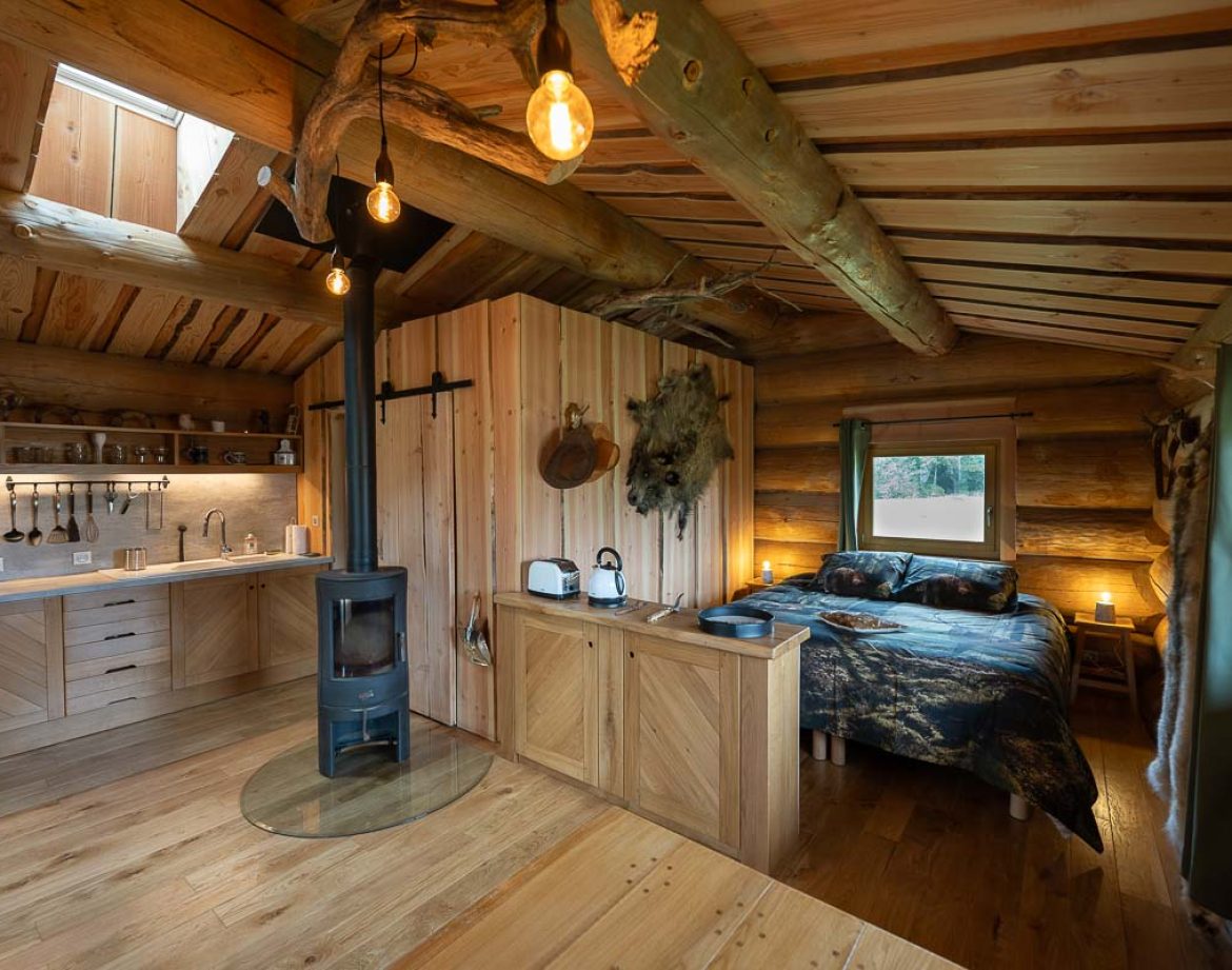 Cabane en bois à Champagne-Ardenne, avec un intérieur chaleureux et lumineux.