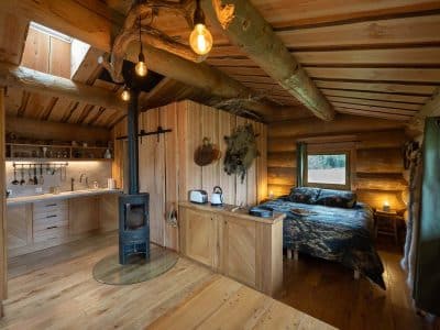 Cabane en bois à Champagne-Ardenne, avec un intérieur chaleureux et lumineux.