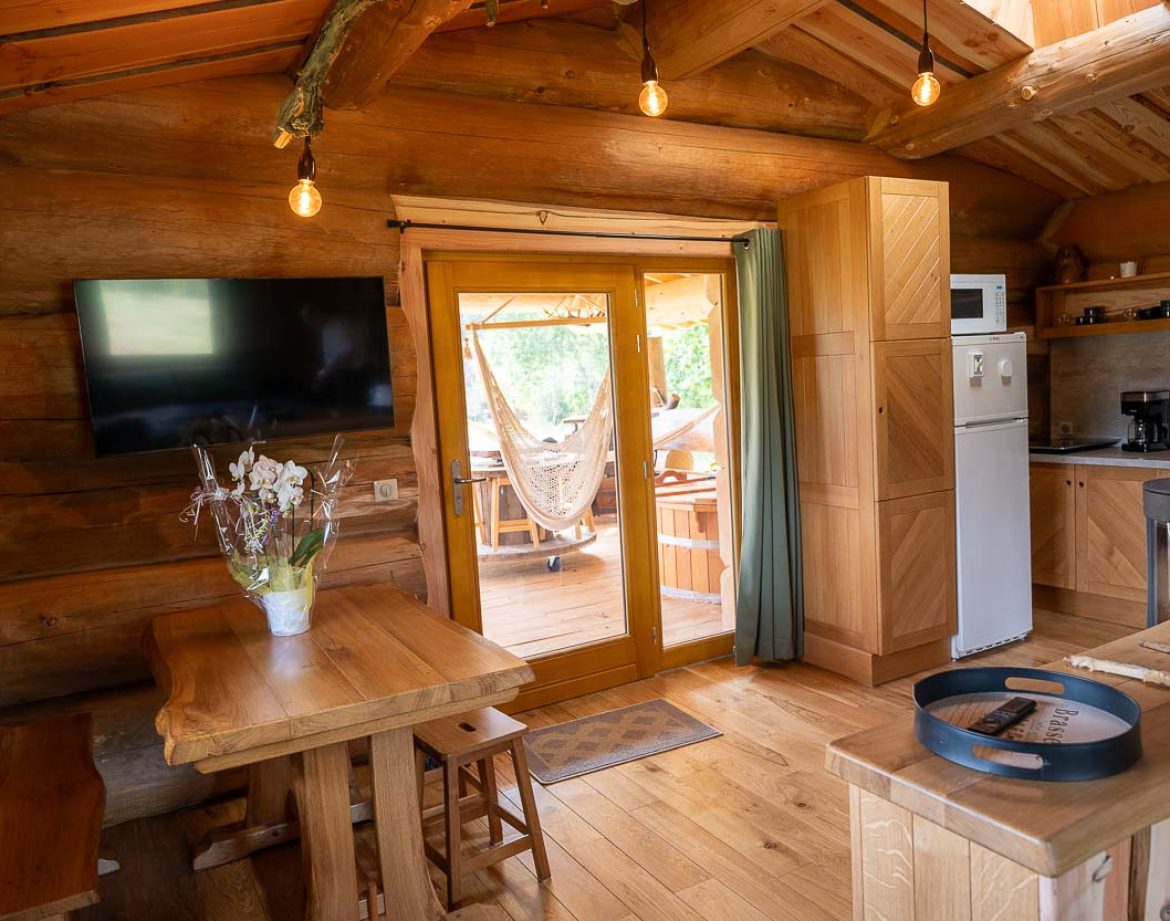 Cabane en bois à Champagne-Ardennes, avec un intérieur chaleureux et lumineux.
