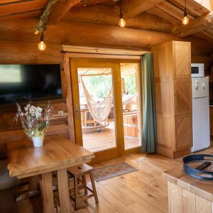 Cabane en bois à Champagne-Ardennes, avec un intérieur chaleureux et lumineux.