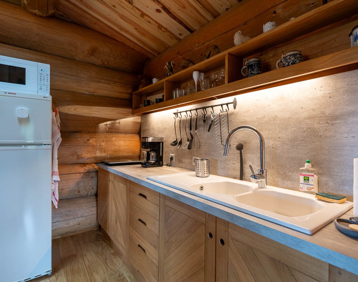 Cuisine moderne en bois dans un hébergement insolite à Champagne-Ardenne.