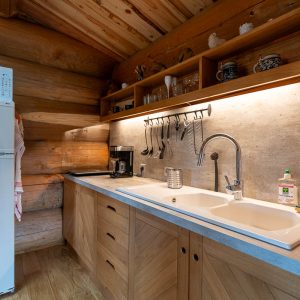 Cuisine moderne en bois dans un hébergement insolite à Champagne-Ardenne.