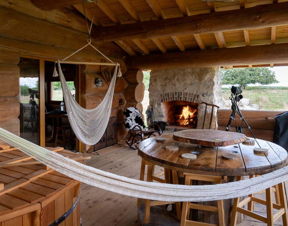 Hébergement insolite en rondins avec hamac et cheminée chaleureuse à Champagne-Ardenne.