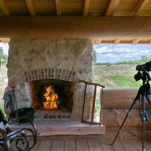 Cabane en bois avec cheminée, offrant une vue sur la nature en Champagne-Ardenne.