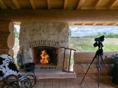 Cabane en bois avec cheminée, offrant une vue sur la nature en Champagne-Ardenne.