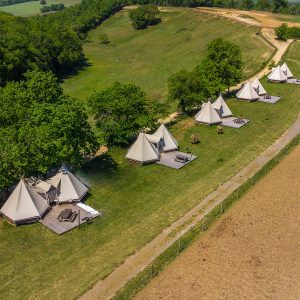 Tentes tipi élégantes en pleine nature, entourées de verdure à Midi-Pyrénées.