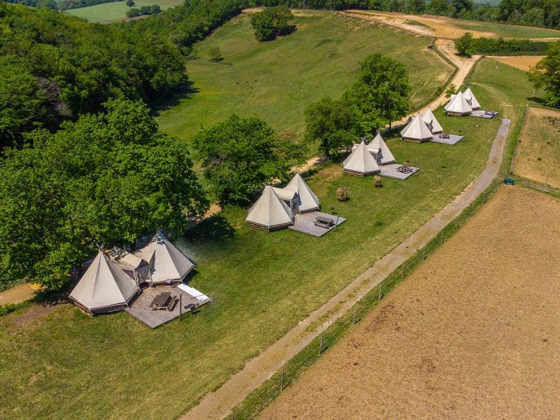 Tentes tipi élégantes en pleine nature, entourées de verdure à Midi-Pyrénées.